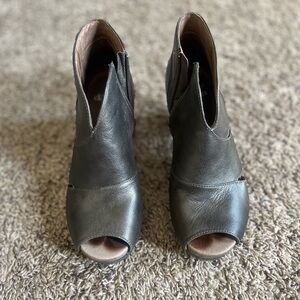 Elegant metallic aged bronze Leather Peep-Toe Ankle Boots